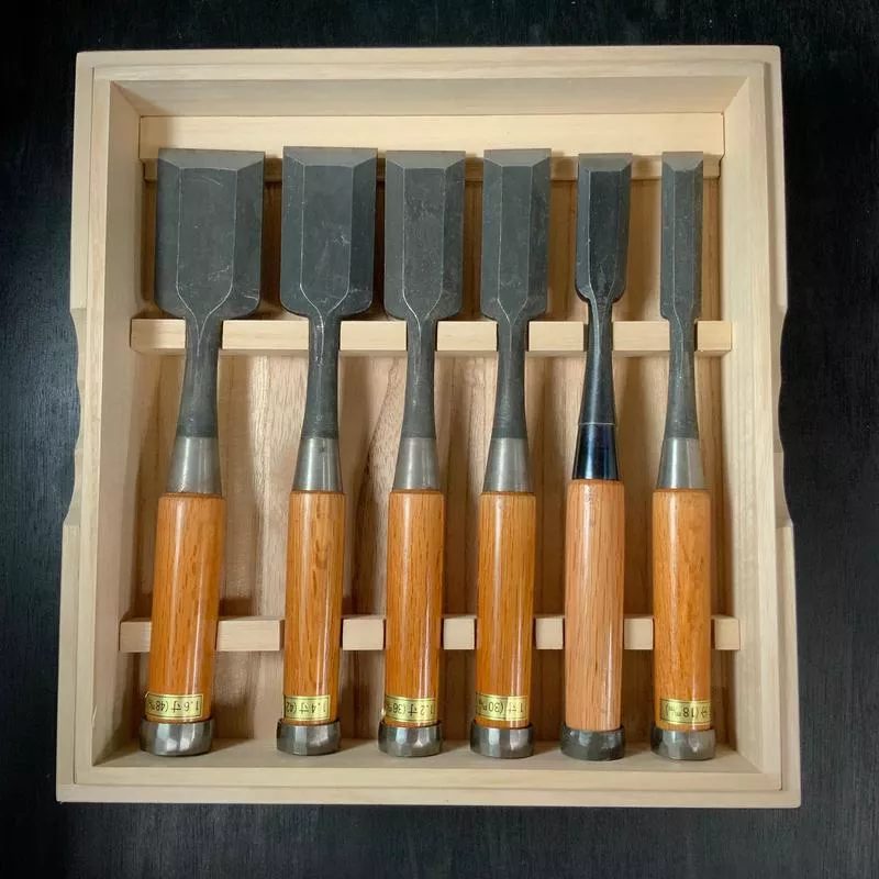 #M163Mixed Timber chisels set by unknown smith